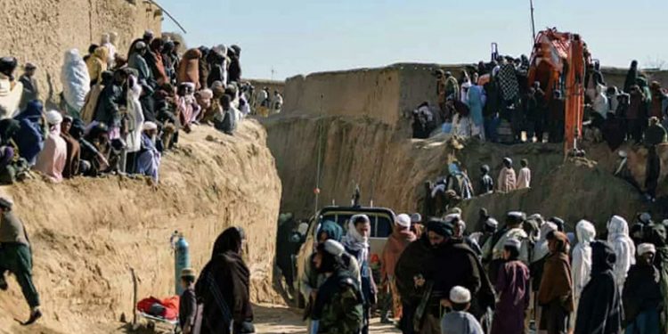 Afganistan'da 3 gün önce kuyuya düşen ve kurtarılmayı bekleyen 5 yaşındaki çocuk hayatını kaybetti