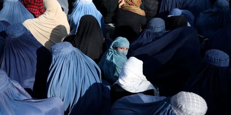 Afganistan'da kız öğrencilerin üniversiteye dönmesine 'harem-selamlık' koşulu
