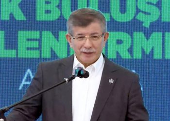 Ahmet Davutoğlu: O altılı masa, milletimize güven ve umut vermiştir