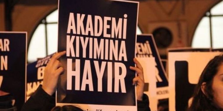 Akademisyenleri ihraç eden rektöre meslekten men cezası