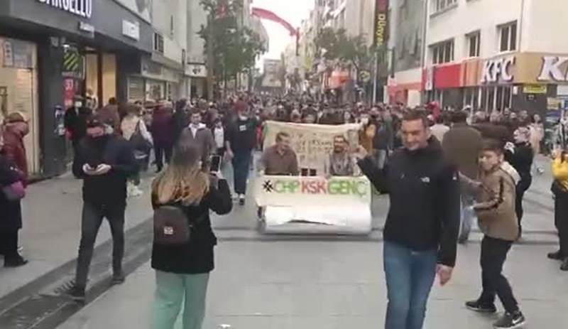 Akaryakıt zamlarını 'taş devri' arabasıyla protesto ettiler