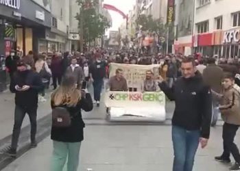 Akaryakıt zamlarını 'taş devri' arabasıyla protesto ettiler