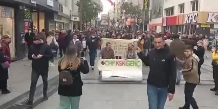 Akaryakıt zamlarını 'taş devri' arabasıyla protesto ettiler