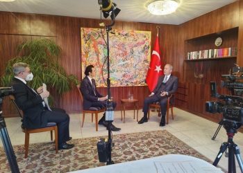 Akar’ın ‘canlı prompteri’ sosyal medyada gündem oldu