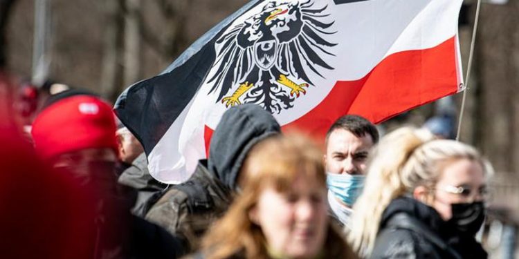 Alman aşırı sağcılar yurt dışındaki korona gösterilerinde
