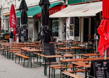 Almanya'da aşısızlara alışveriş yasağı perakendecileri vurdu