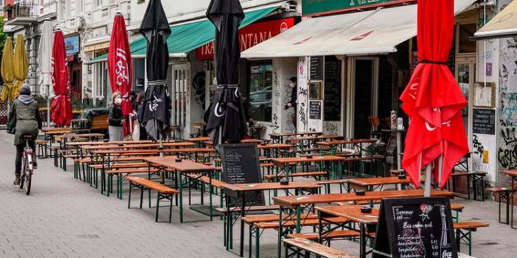 Almanya'da aşısızlara alışveriş yasağı perakendecileri vurdu