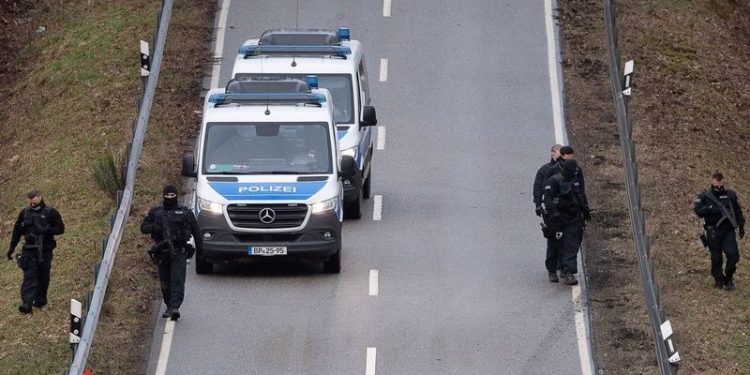 Almanya'da iki polisi öldüren saldırganlar tutuklandı