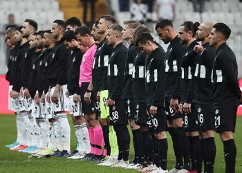 Altaylı Kazım Karataş'tan hakem tepkisi: 5-6 dakika sohbet ediyor, VAR'a gitmiyor