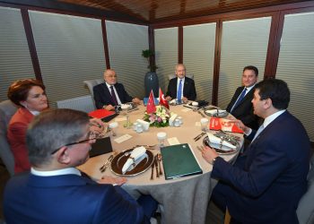 Altı muhalefet lideri yuvarlak masada buluştu