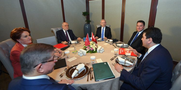 Altı muhalefet lideri yuvarlak masada buluştu