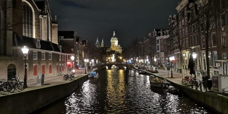 Amsterdam'da ev sahipleri boş kalan evlerinin kirasını düşürmek zorunda kalabilir