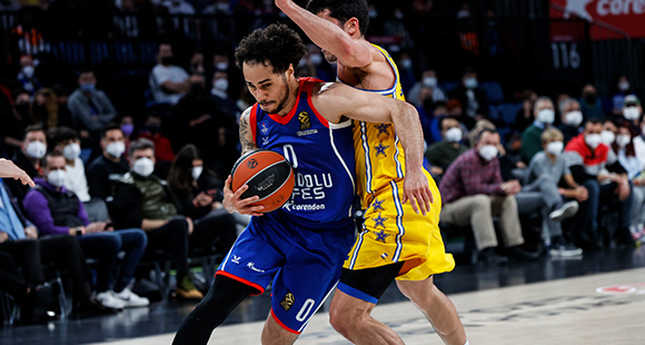 Anadolu Efes evinde farklı kazandı; Euroleague üçlük rekorunu kırdı!