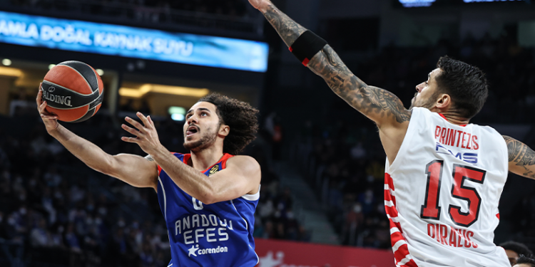 Anadolu Efes'in yıldızı Shane Larkin, Real Madrid iddialarını yalanladı