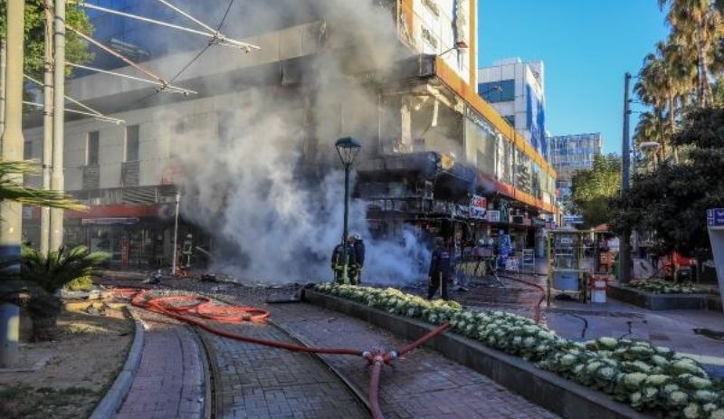 Antalya'da dönerci dükkanında yangın: Birçok dükkan zarar gördü