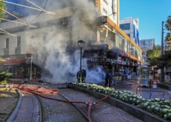 Antalya'da dönerci dükkanında yangın: Birçok dükkan zarar gördü