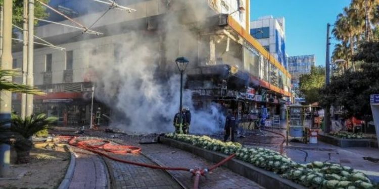 Antalya'da dönerci dükkanında yangın: Birçok dükkan zarar gördü