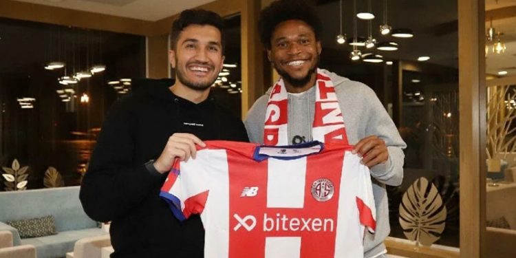 Antalyaspor Luiz Adriano'yu kadrosuna kattı