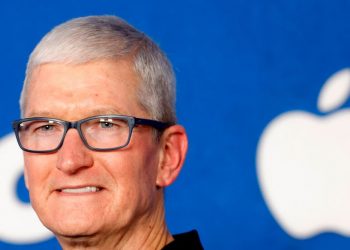 Apple CEO'su Tim Cook'un 99 milyon dolarlık ikramiyesine yatırımcılardan tepki: 'Bonusun yarısı performans kriterlerinden yoksun'