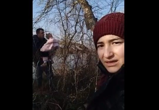 Aralarında bebeklerin de olduğu sığınmacılar Yunanistan sınırında destek istedi: ‘Geri itme’