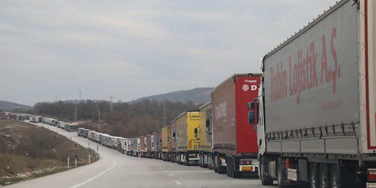 Artan maliyetler kamyon şoförlerini vurdu; 'Türkiye'nin dört bir yanında kamyoncular kontak kapatmak zorunda kalacak'