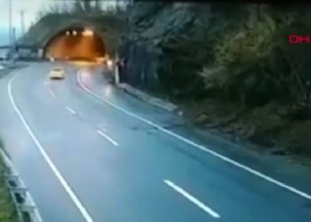 Artvin'de bir sürücü yamaçtan kopan kayalardan kıl payı kurtuldu