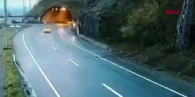 Artvin'de bir sürücü yamaçtan kopan kayalardan kıl payı kurtuldu