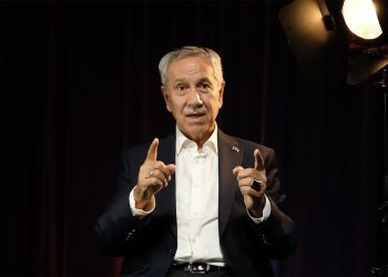 Arınç’tan ince gönderme: Birileri ‘ben ekonomistim’ diyor, ben de ‘iyi bir hukukçuyum’ diyorum