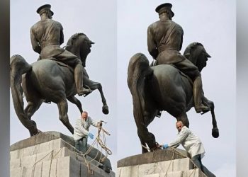 Atatürk anıtına urgan bağlayıp devirmeye çalıştılar