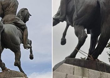 Atatürk heykelini halatla düşürmek isteyen 2 kişi gözaltına alındı