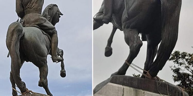 Atatürk heykelini halatla düşürmek isteyen 2 kişi gözaltına alındı