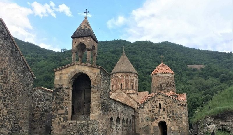 Azerbaycan, kiliselerdeki Ermeni izlerini silme planlarını açıkladı