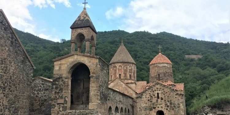 Azerbaycan, kiliselerdeki Ermeni izlerini silme planlarını açıkladı