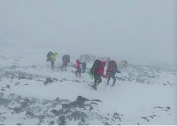 Ağrı Dağı’na tırmanan İranlı dağcılara kar ve tipi engeli