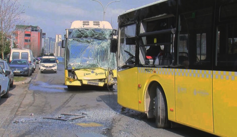 Başakşehir'de İETT otobüsleri kafa kafaya çarpıştı