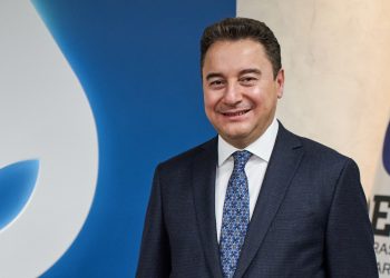 Babacan: Birileri postal sesleri Doğu’dan gelince heyecana kapılıyor