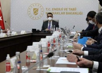 Bakan Dönmez elektrik dağıtım şirketleriyle görüştü, görüşme sırasında elektrikler kesildi