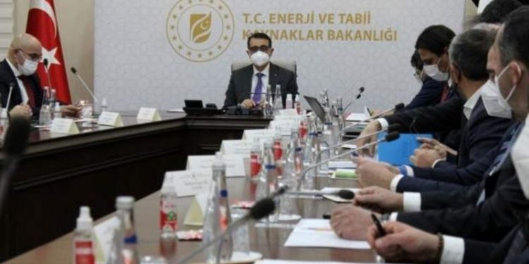 Bakan Dönmez elektrik dağıtım şirketleriyle görüştü, görüşme sırasında elektrikler kesildi