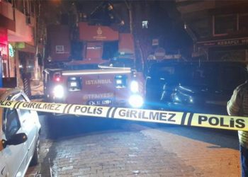 Bakırköy'de 4 katlı binada yangın