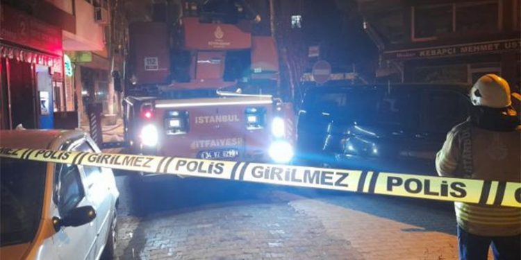 Bakırköy'de 4 katlı binada yangın