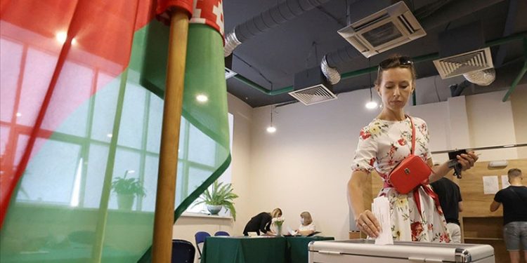 Belarus’ta halk anayasa değişikliğini destekledi