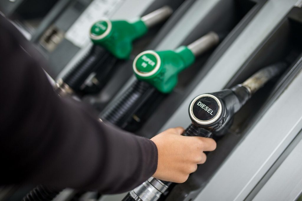 Benzin ve motorine büyük zam geliyor: Litre fiyatı 16 TL’ye dayanacak