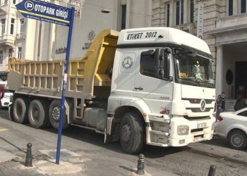 Beyoğlu'nda hafriyat kamyonunun altında kalan yaya ağır yaralandı