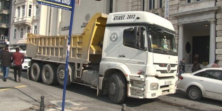 Beyoğlu'nda hafriyat kamyonunun altında kalan yaya ağır yaralandı