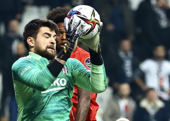 Beşiktaşlı futbolculardan hakem tepkisi: "Neden 30. dakikada uyarılıyorum?"