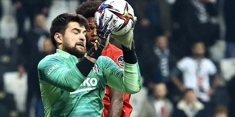Beşiktaşlı futbolculardan hakem tepkisi: "Neden 30. dakikada uyarılıyorum?"
