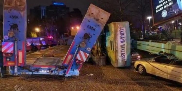 Beşiktaş'ta araçların üzerine vinç devrildi