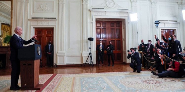 Biden: Aralarında VTB'nin de bulunduğu 4 Rus bankasına yaptırım uygulanacak