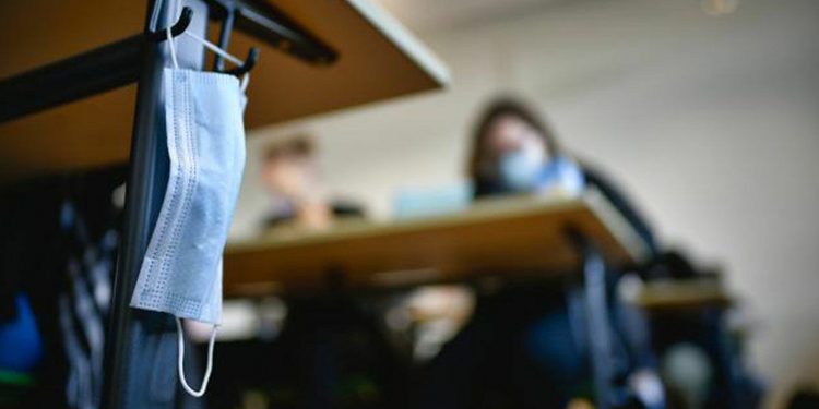 Bilim Kurulu Üyesi Akın: Böyle bir dönemde kimin hastalığı yaydığını bilmeden nasıl maskeleri çıkaralım kararı alabiliriz