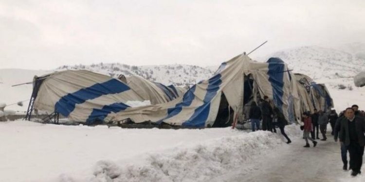 Bitlis'te halı saha tavanı çöktü, 2 çocuk yaralandı